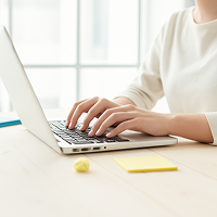 お問い合わせする女性